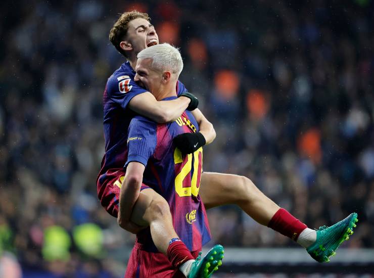 Dani Olmo esulta con un compagno