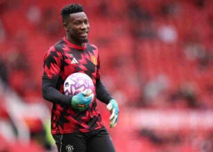 Onana con la palla in mano