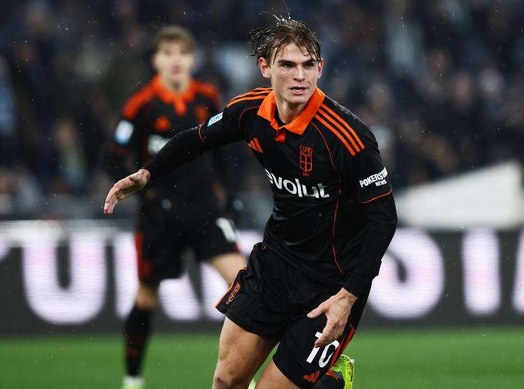 Nico Paz esulta dopo una rete