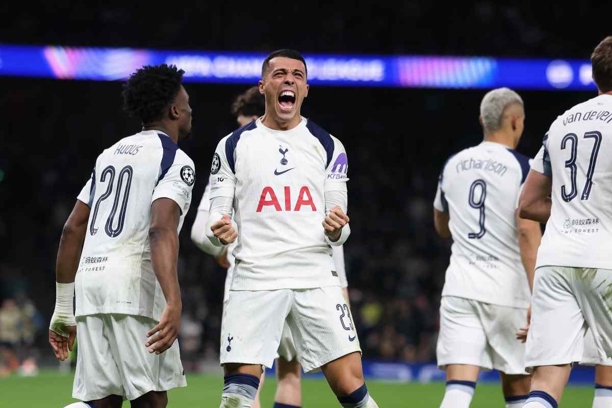 Pedro Porro esulta dopo una rete