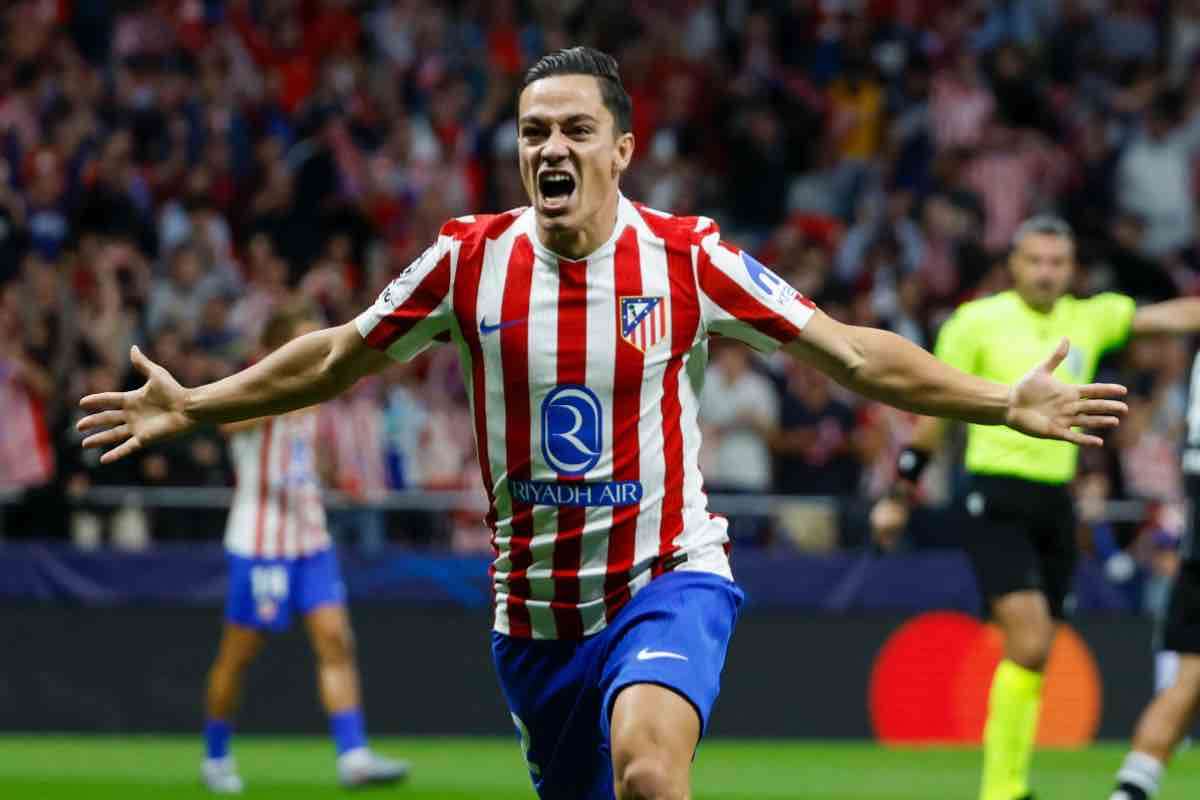 Raspadori esulta dopo una rete