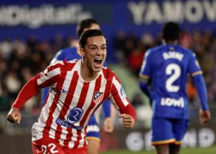 Raspadori esulta dopo una rete