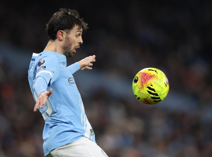 Bernardo Silva controlla la palla