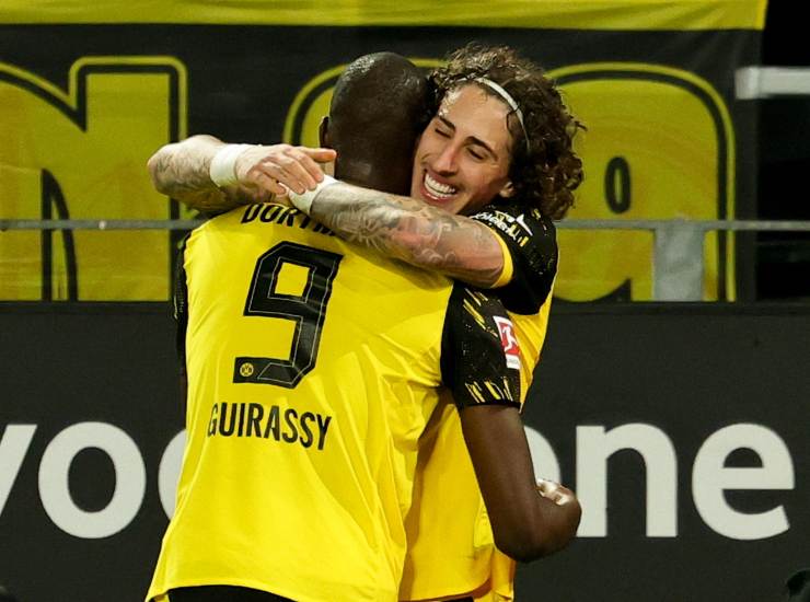 Fabio Silva esulta con i compagni