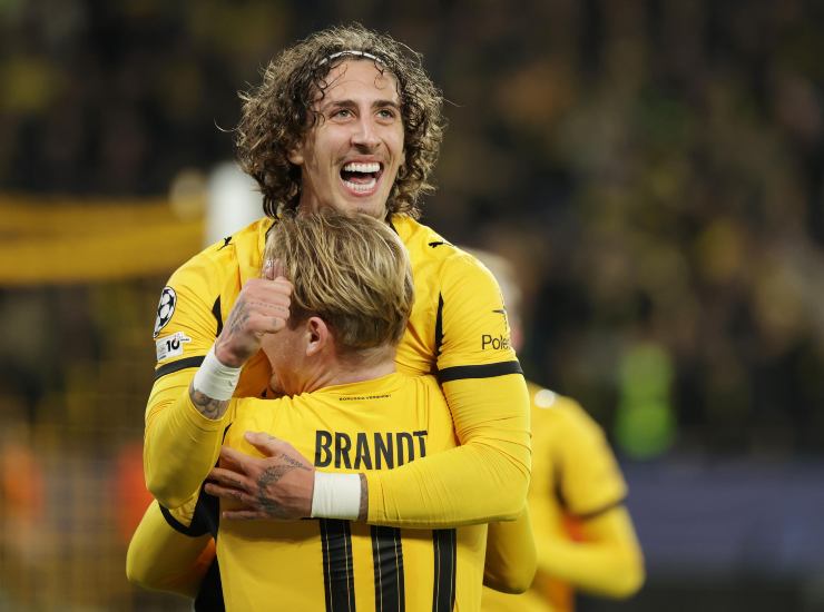 Fabio Silva esulta dopo la rete