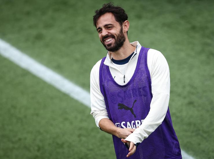 Bernardo Silva sorridente in primo piano