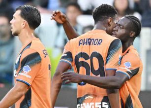 Sulemana esulta con un compagno