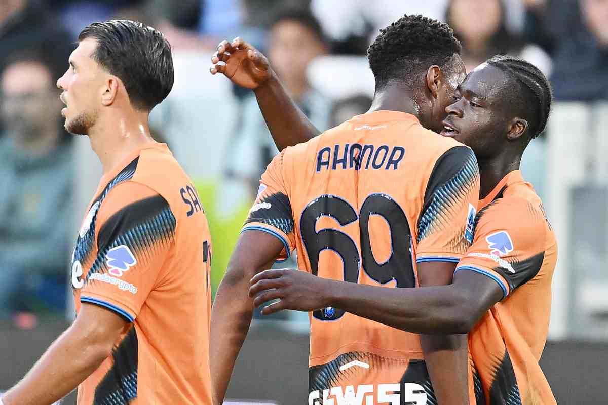 Sulemana esulta con un compagno