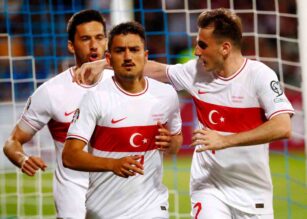 Under esulta con i compagni