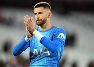 Vicario applaude il pubblico