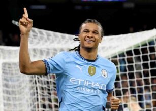 Ake esulta dopo una rete