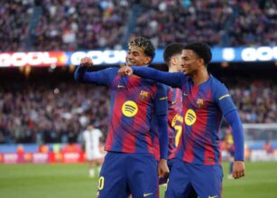 Balde esulta con i compagni