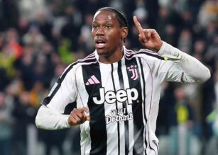 David con il dito alzato