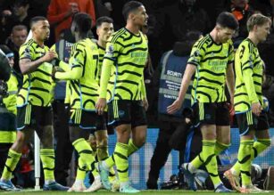 Gabriel Jesus esulta dopo una rete