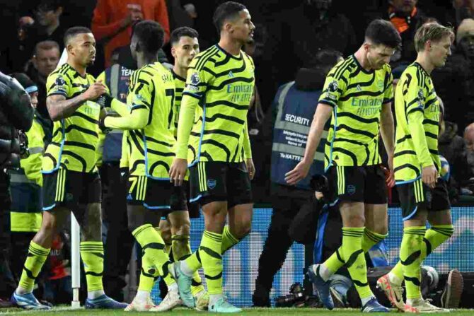 Gabriel Jesus esulta dopo una rete