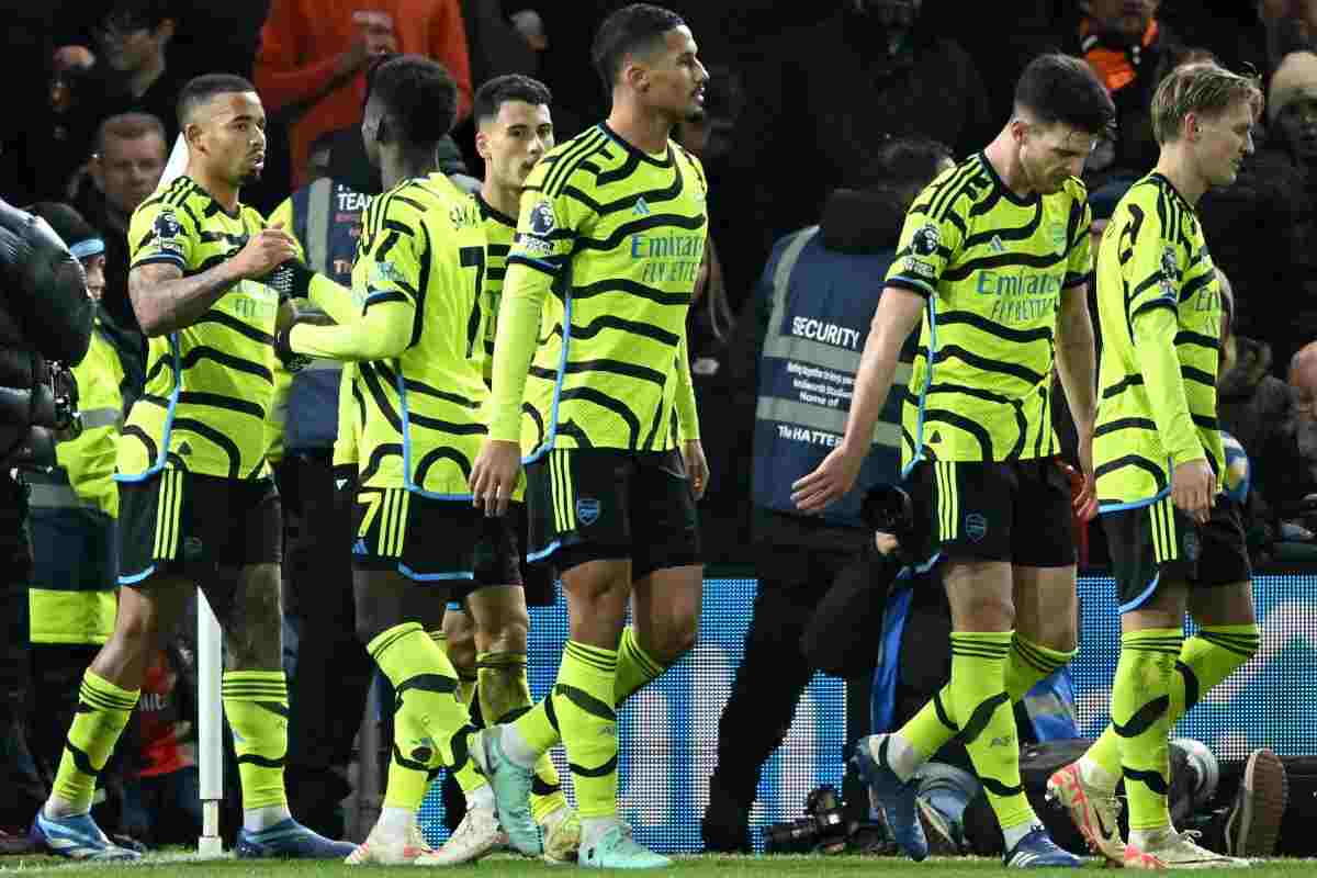 Gabriel Jesus esulta dopo una rete