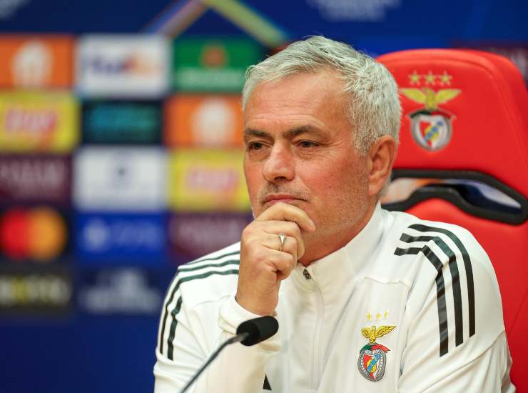 Mourinho durante una conferenza stampa