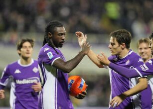 Kean esulta con i compagni