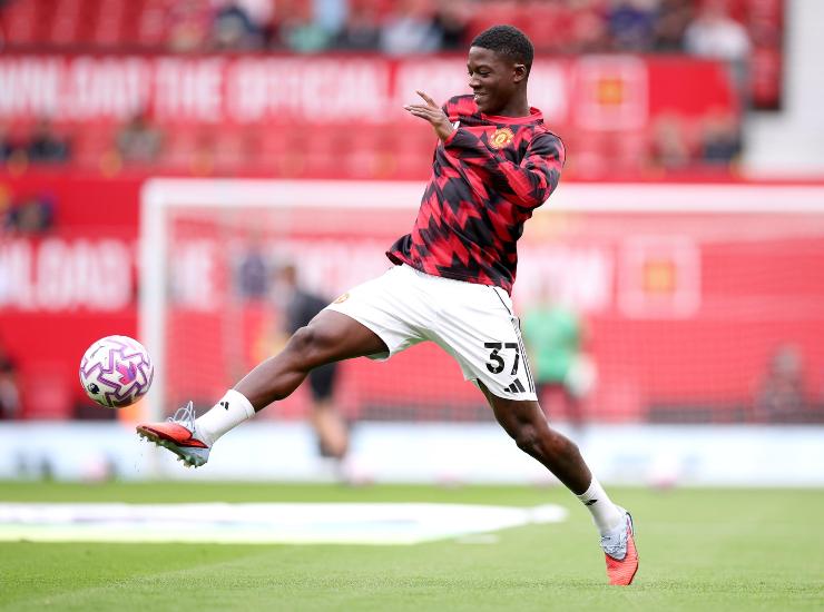 Mainoo durante un allenamento