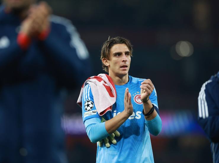 Tzolakis applaude il pubblico