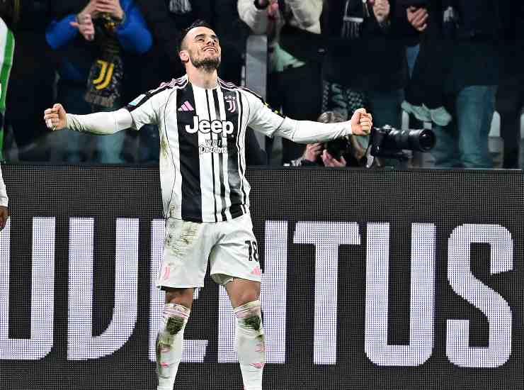 Kostic esulta dopo una rete