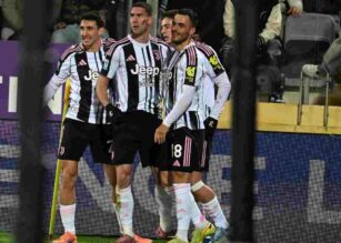 Kostic esulta con i compagni