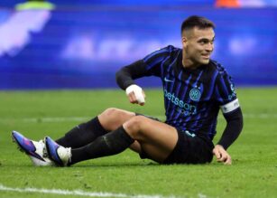 Lautaro seduto sul campo