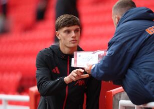 Leoni firma un autografo