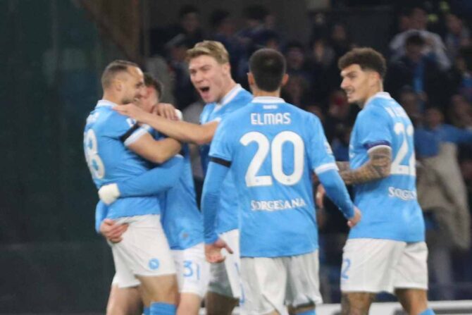 Lobotka esulta con i compagni