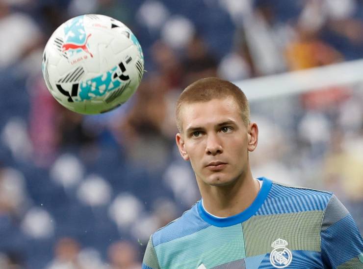 Mastantuono osserva la palla