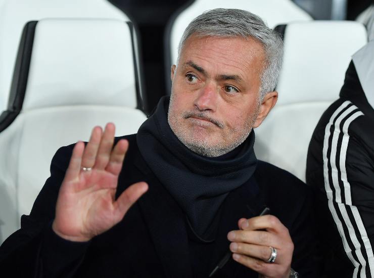 Mourinho seduto in panchina