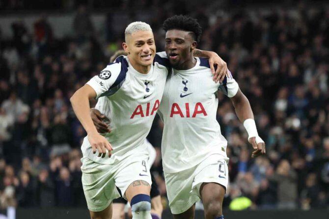 Richarlison esulta dopo una rete