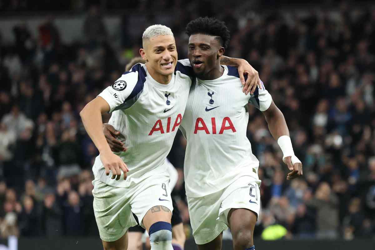 Richarlison esulta dopo una rete