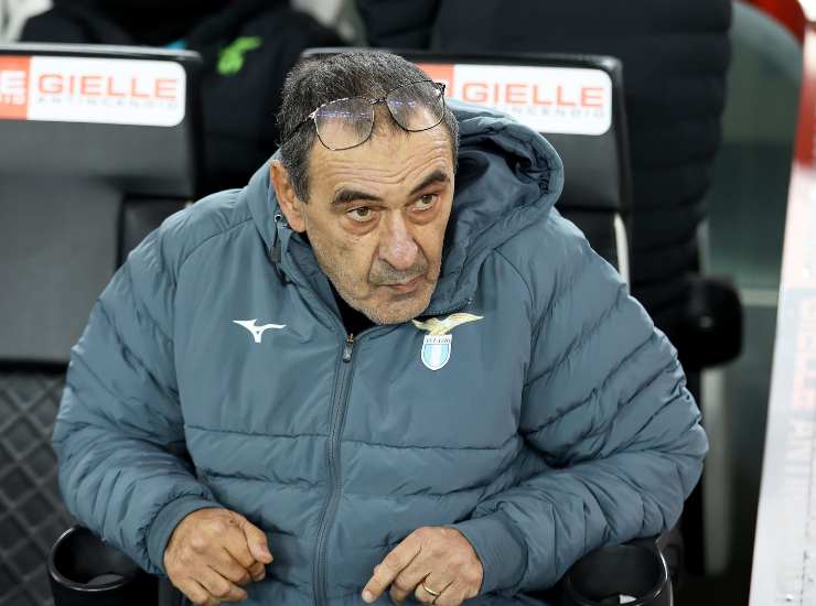 Sarri seduto in panchina
