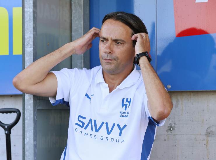 Inzaghi seduto in panchina