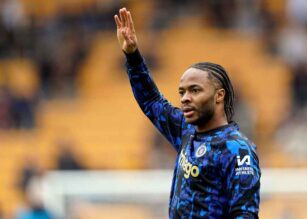 Sterling saluta il pubblico