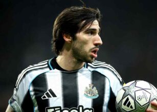 Tonali con la palla in mano