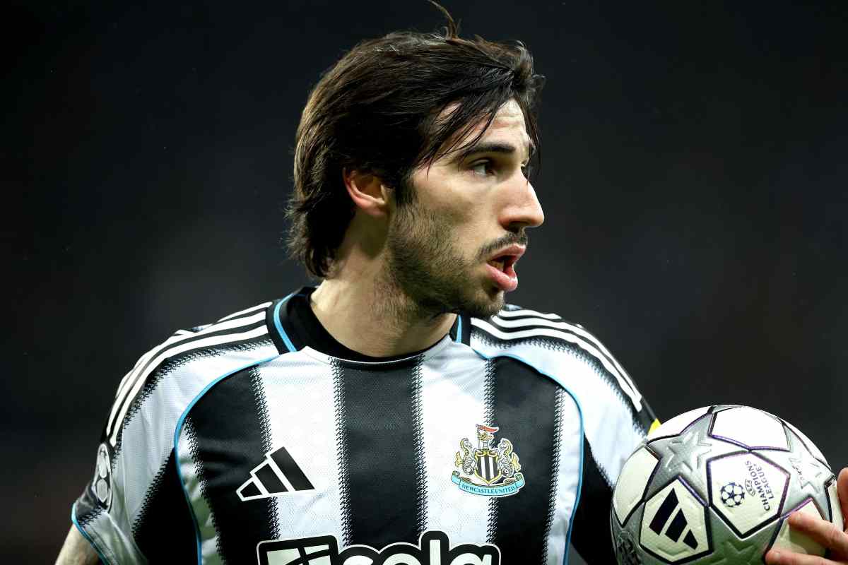 Tonali con la palla in mano