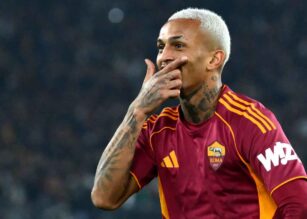 Wesley esulta dopo una rete