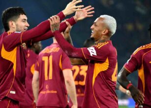 Wesley esulta con un compagno