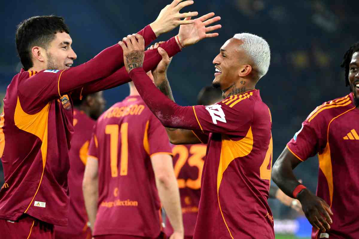 Wesley esulta con un compagno