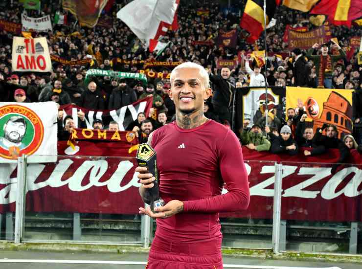 Wesley sorridente in primo piano