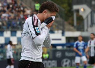 Yildiz con la maglia in faccia