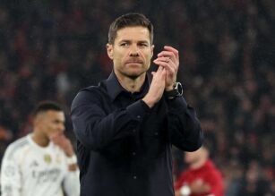 Xabi Alonso applaude il pubblico