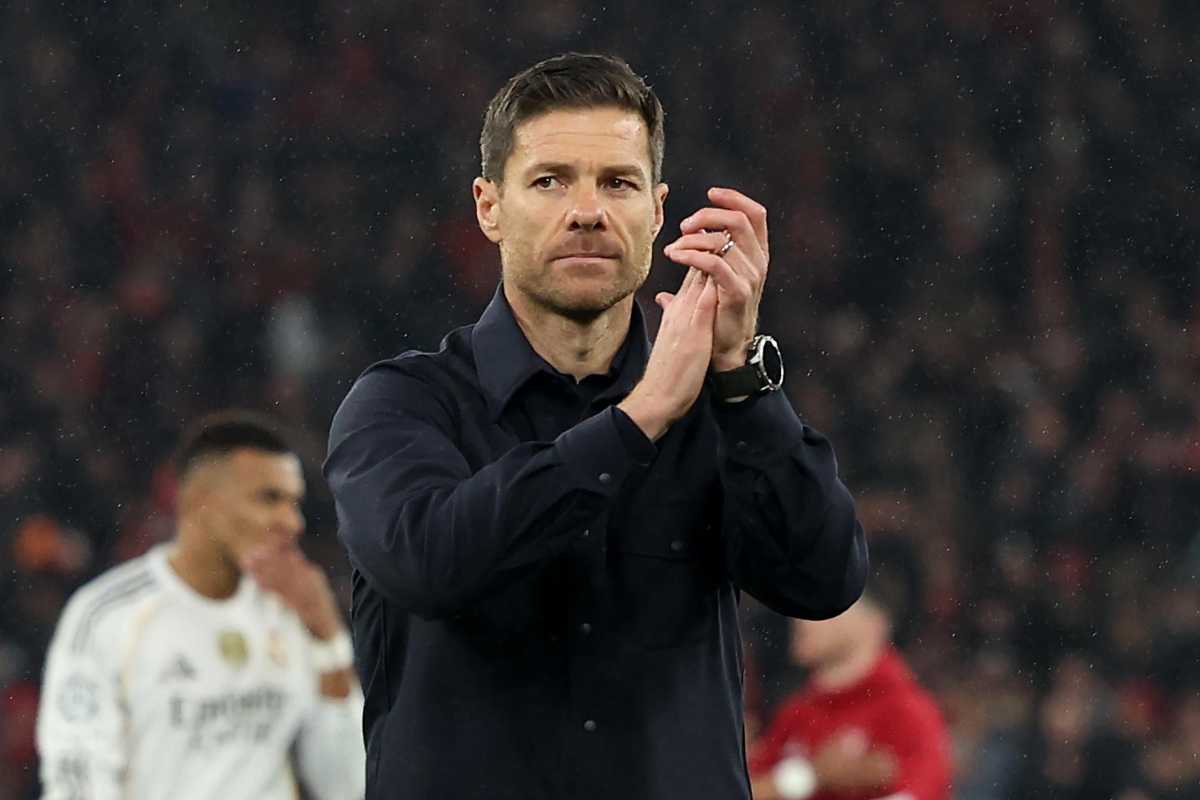 Xabi Alonso applaude il pubblico