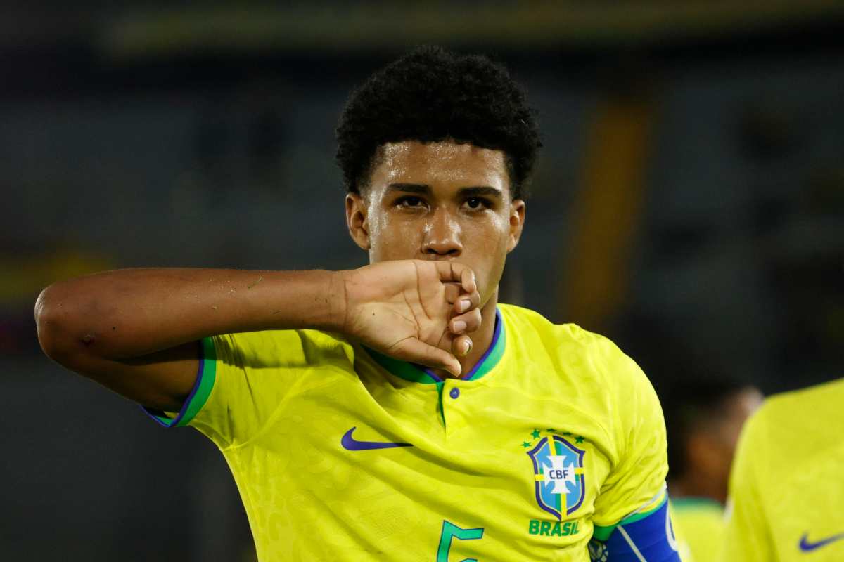 Andrey Santos esulta dopo una rete