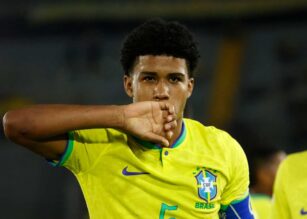 Santos esulta dopo una rete