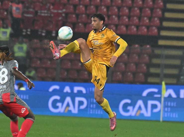 Atta controlla una palla