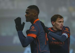 Bonny con le mani congiunte