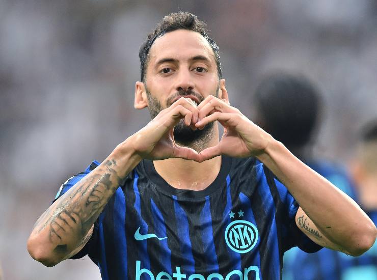 Calhanoglu esulta dopo una rete